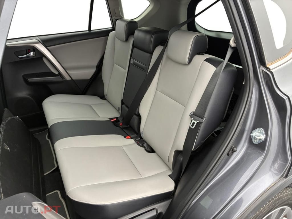 Toyota RAV4 2.5 HDF Lounge AWD-i