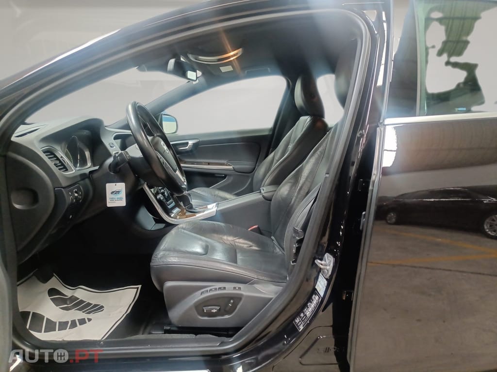Volvo V60 2.4 D6 Momentum AWD Phev