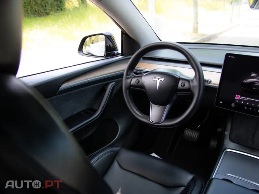 Tesla Model Y Outro