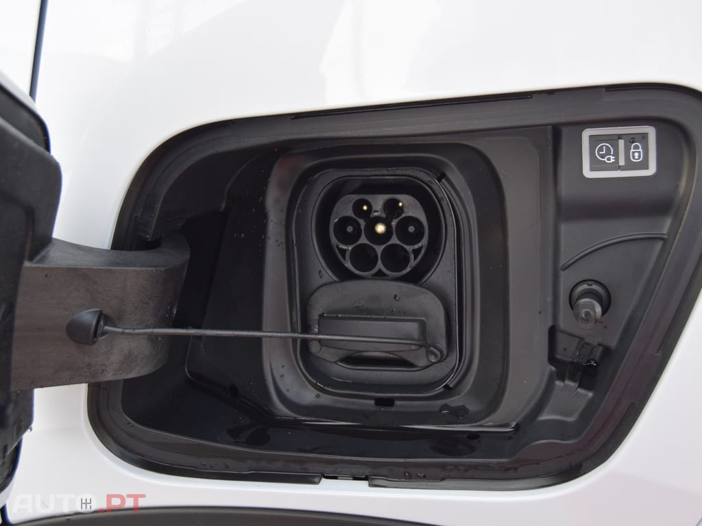 Peugeot E-2008 54 kWh Active EAT8