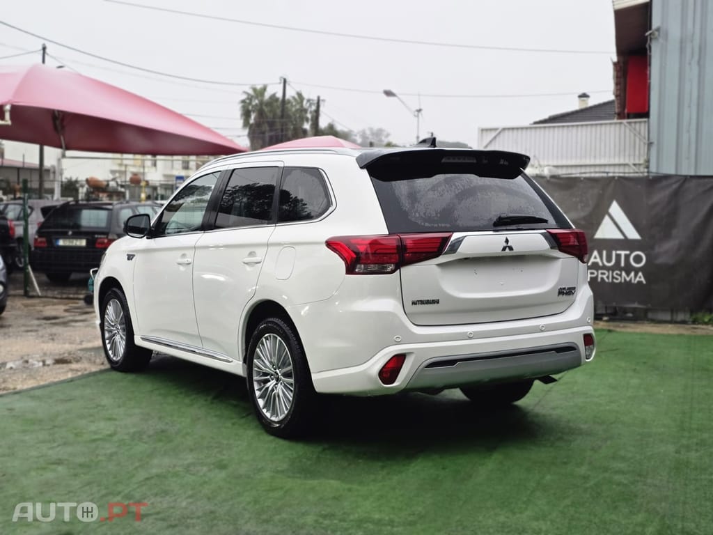 Mitsubishi Outlander 2.4L PHEV TWIN MOTOR 4WD INVITE