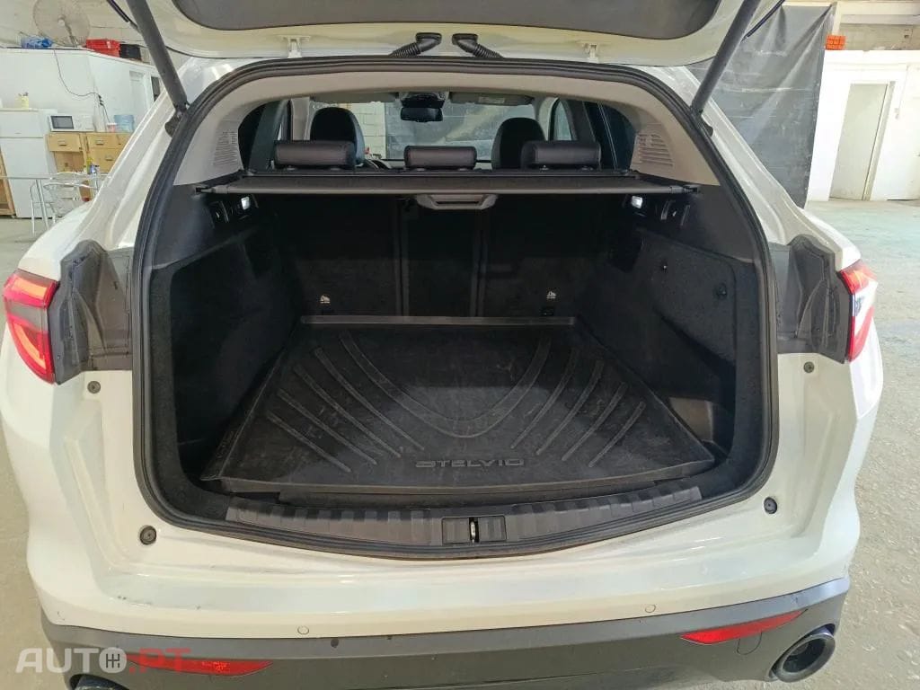 Alfa Romeo Stelvio 2.2 D B-Tech AT8