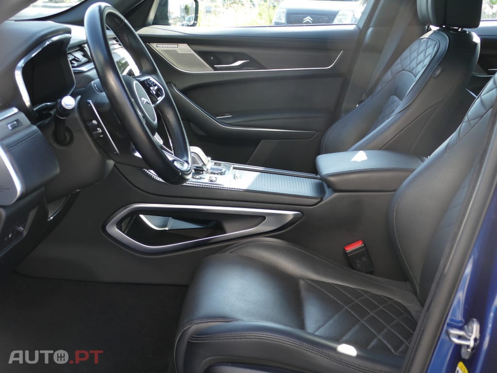 Jaguar F-Pace 2.0 P400e AWD