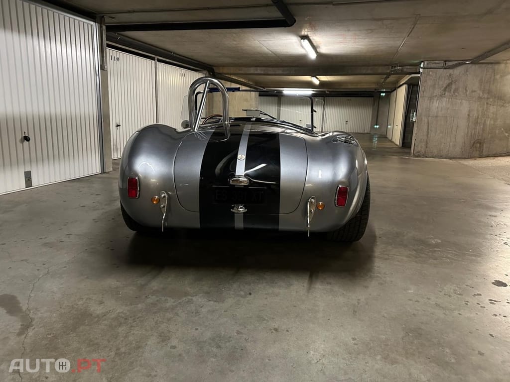 AC Cobra V8