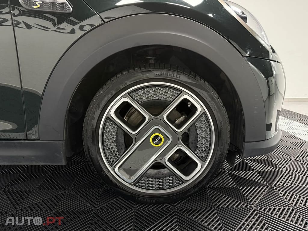 MINI Cooper Cooper SE Resolute Edition