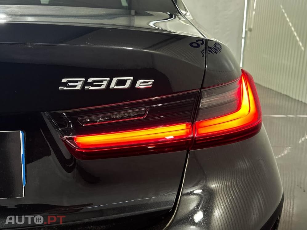 BMW 330 e Pack Desportivo M Auto