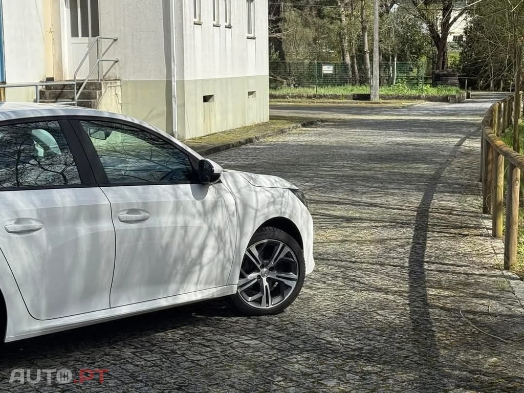 Peugeot 208 1.2 PureTech Allure EAT8