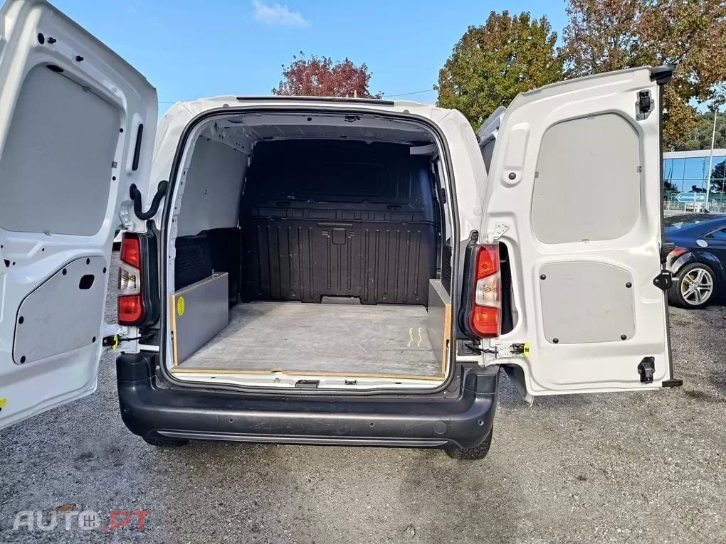 Peugeot Partner 1.2 PRO 110 CV L1H1 -