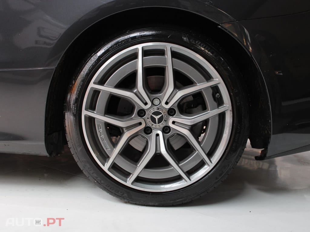 Mercedes-Benz E 220 AMG LINE