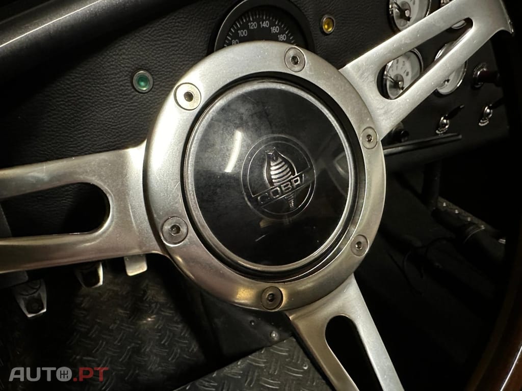 AC Cobra V8