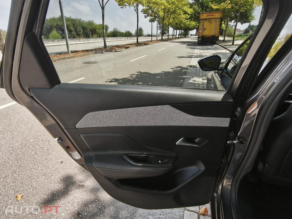Peugeot 308 1.6 Hybrid Allure Pack e-EAT8 — fotografia 18