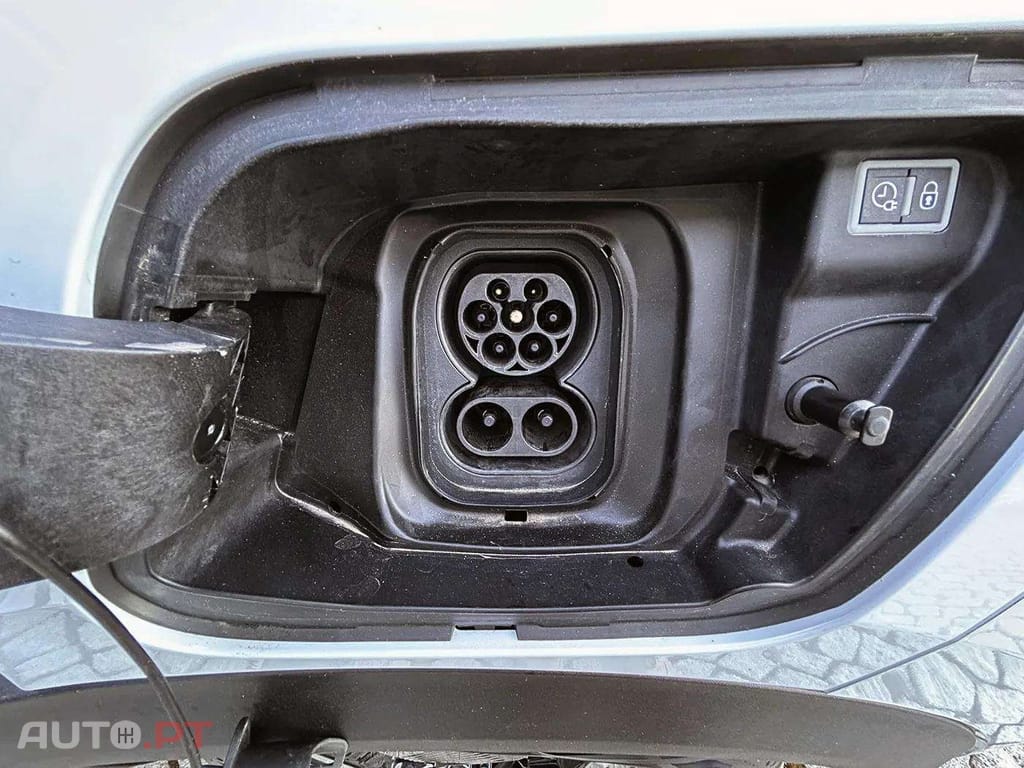 Peugeot E-2008 50 kWh Allure Pack