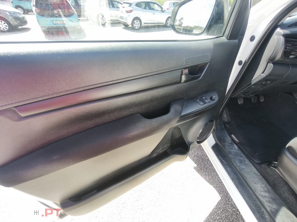 Toyota Hilux 2.4 D-4D 2WD CE CM 3L