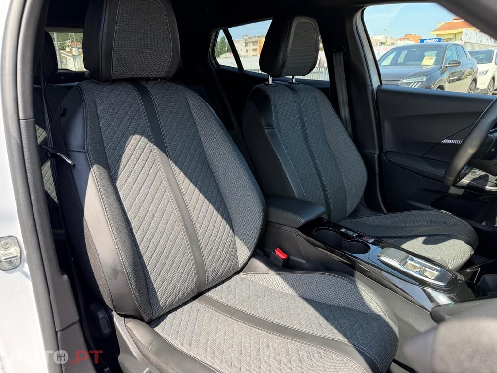 Peugeot 2008 1.2 Hybrid Allure e-DCS6