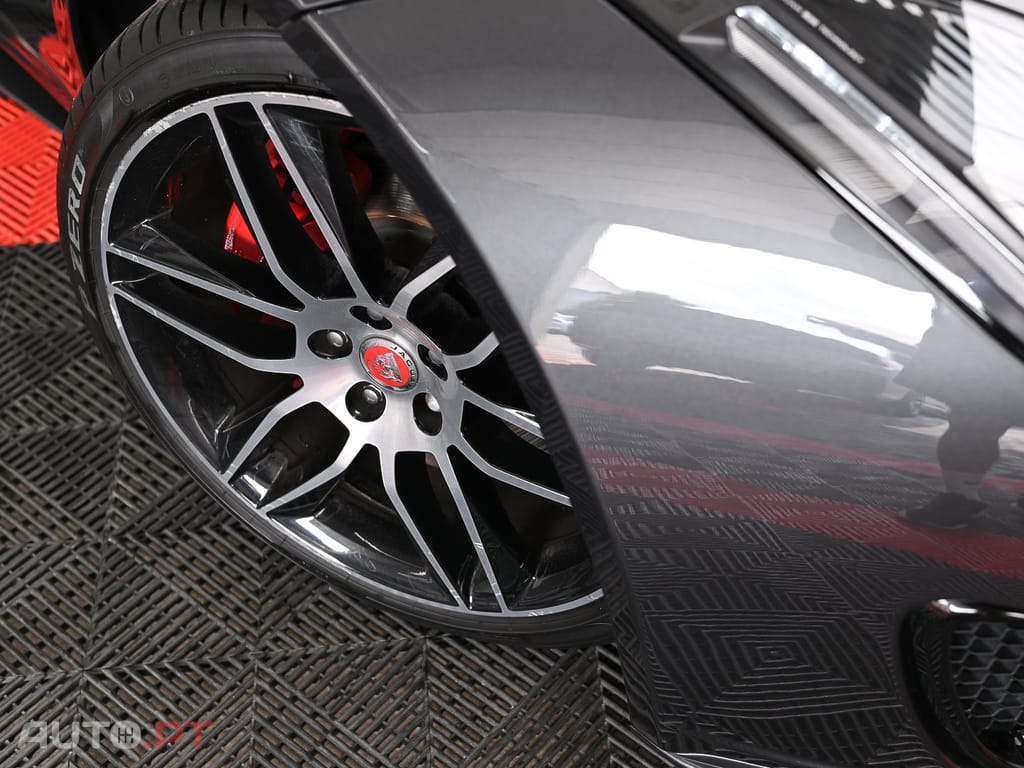 Jaguar F-Type 2.0 i4 Chequered Flag