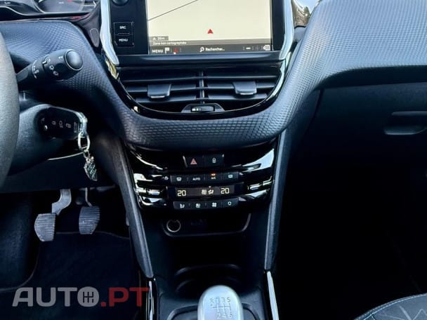 Peugeot 2008 1.2 PureTech Signature