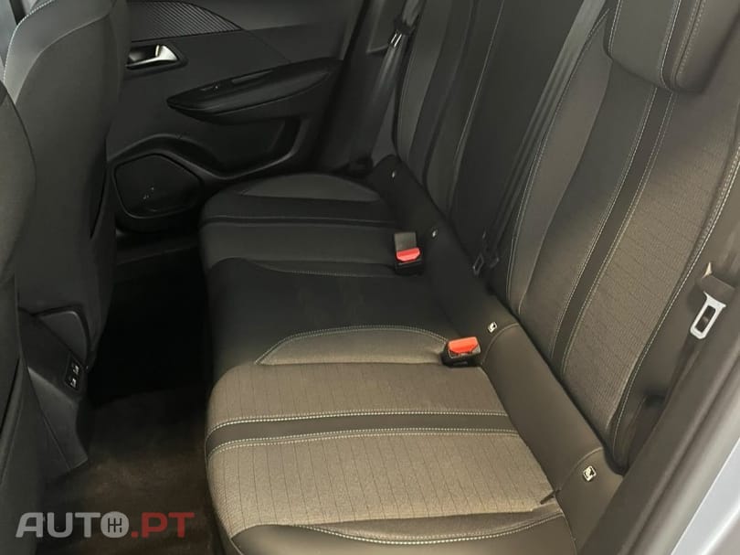 Peugeot E-2008 50 kWh Allure Pack