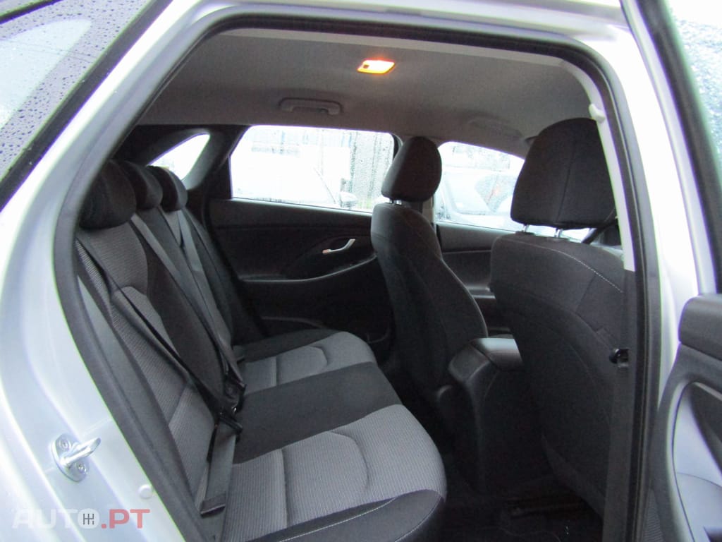 Hyundai i30 1.6 CRDi Blue Comfort Auto AC+J17 DCT