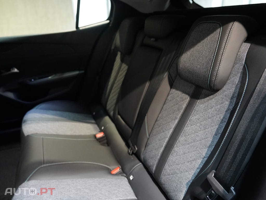 Peugeot 408 1.2 PureTech Allure EAT8