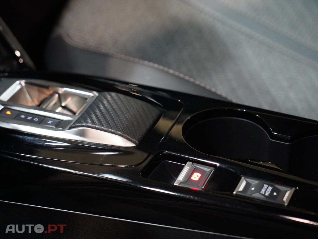 Peugeot 2008 1.2 Hybrid Allure e-DCS6