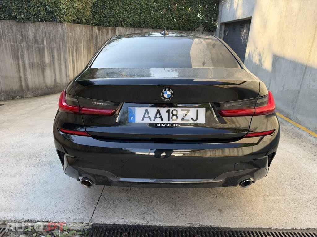 BMW 330 e Pack Desportivo M Pro Auto