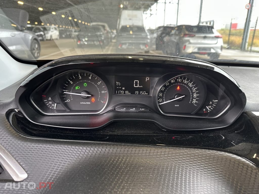 Peugeot 2008 1.2 PureTech Signature EAT6