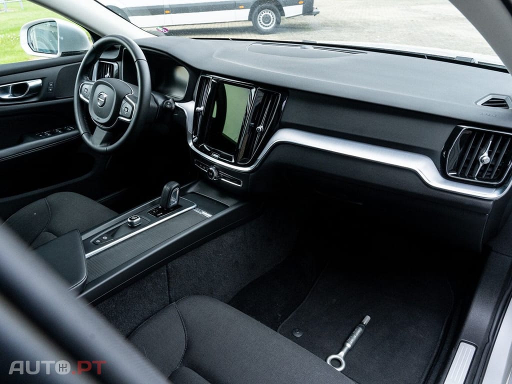 Volvo V60 2.0 B3 Momentum Advantage