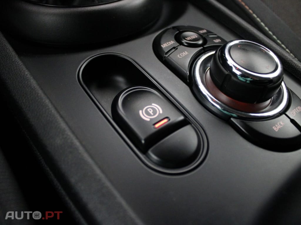 MINI Clubman ONE D 1.5 D AUTO I.V.A DEDUTÍVEL