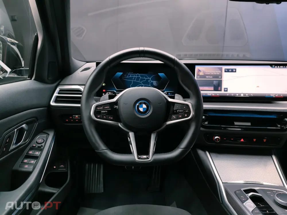 BMW 330 e Pack Desportivo M Pro Auto