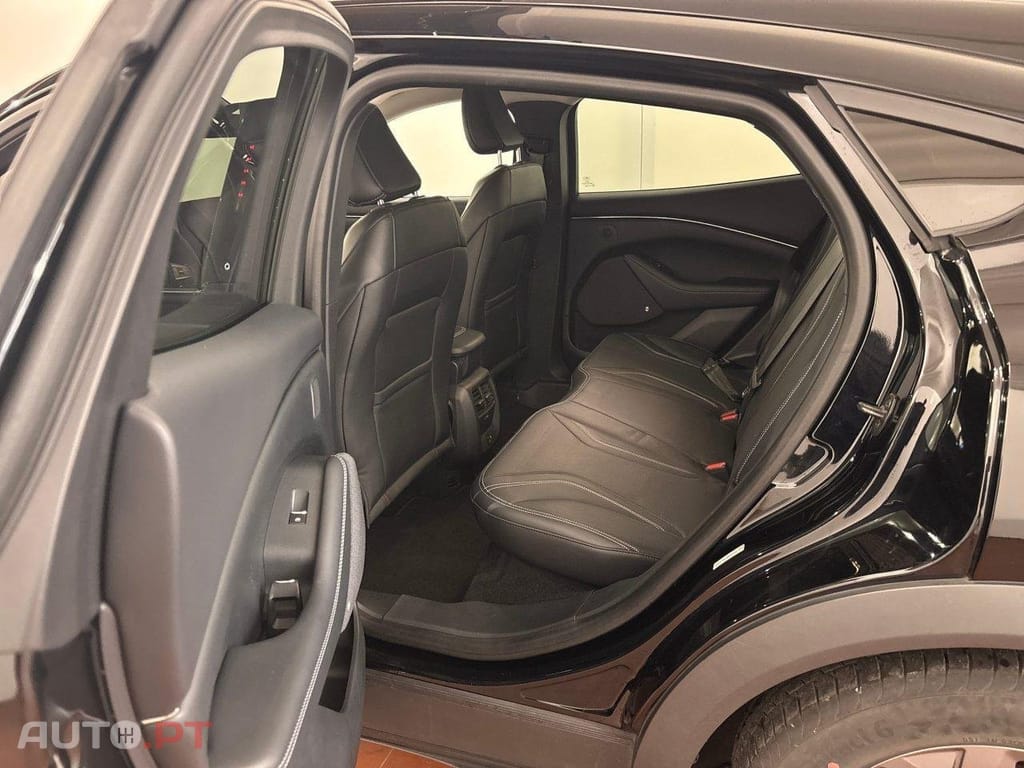 Ford Mustang Mach-E 75.7 kWh Base