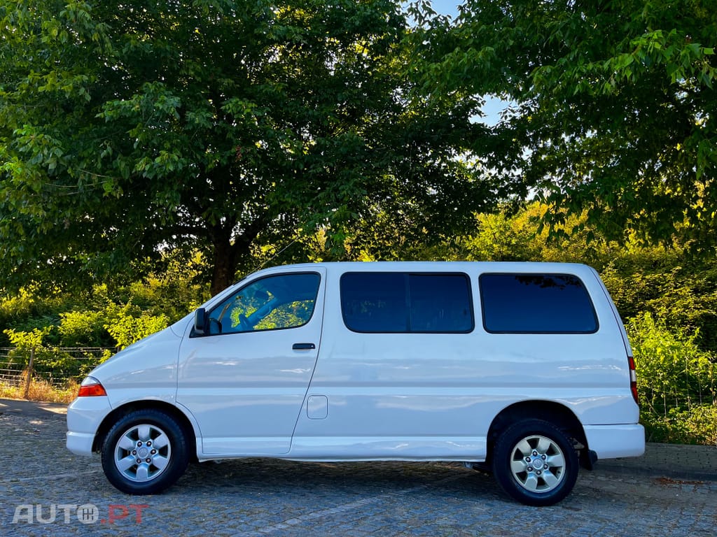 Toyota HiAce 9 Lugares