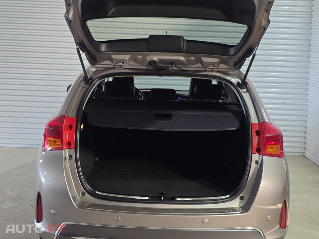 Toyota Auris Touring Sports 1.8 HSD Exclusive - Adaptada A Pessoas Com Mobilidade Reduzida