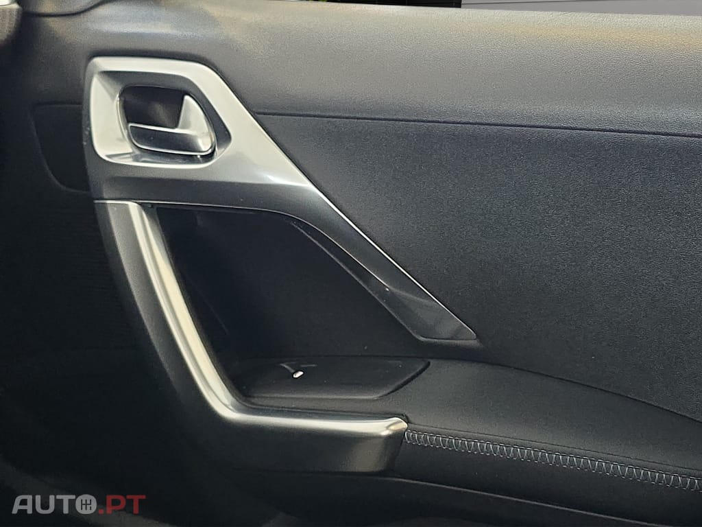 Peugeot 2008 1.2 PureTech Crossway