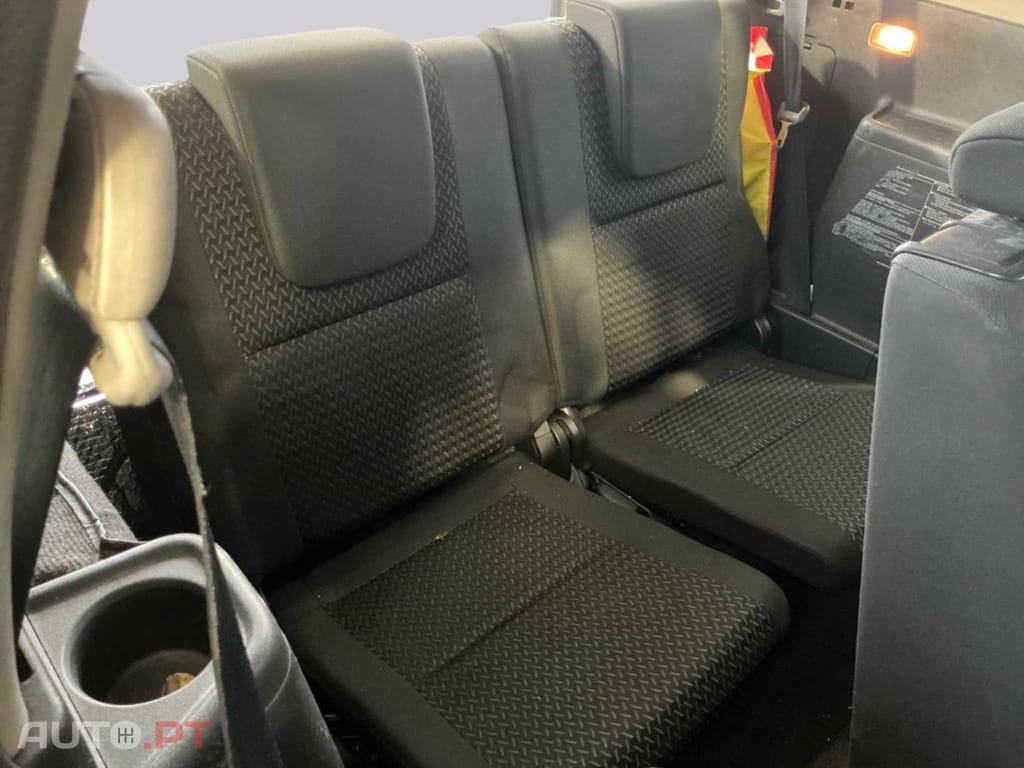 Toyota Corolla Verso 2.2 D-4D 7 lugares — fotografia 5