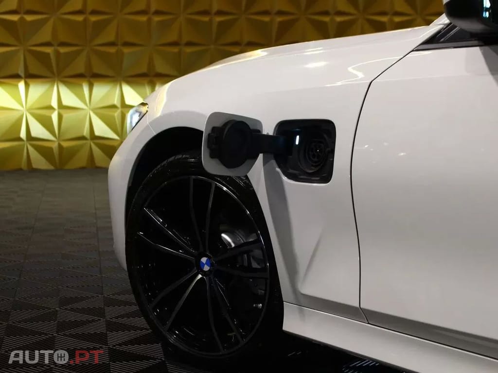 BMW 330 e Line Sport Auto