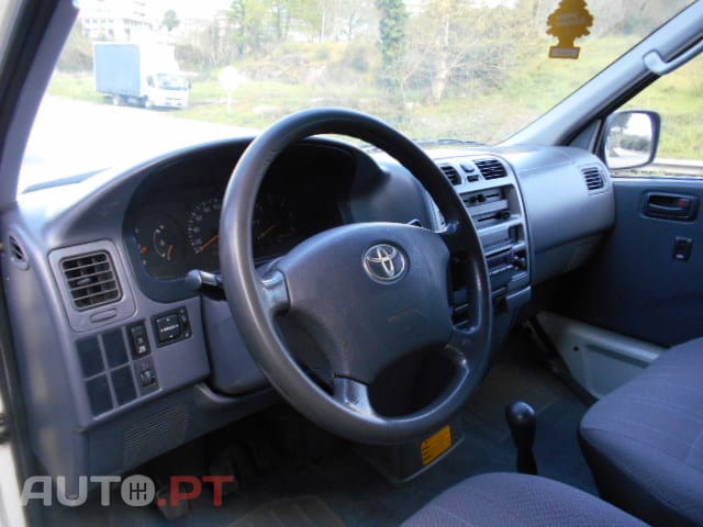 Toyota HiAce 2.5D-4D 9Lugares