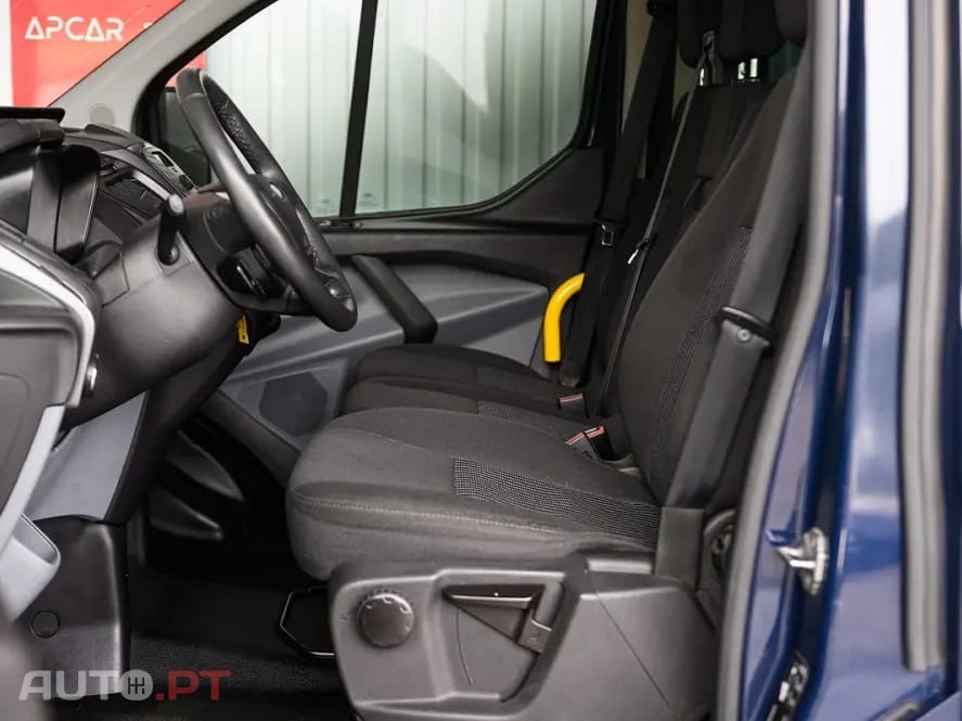 Ford Transit Custom Adaptada p/ 3 cadeiras de rodas