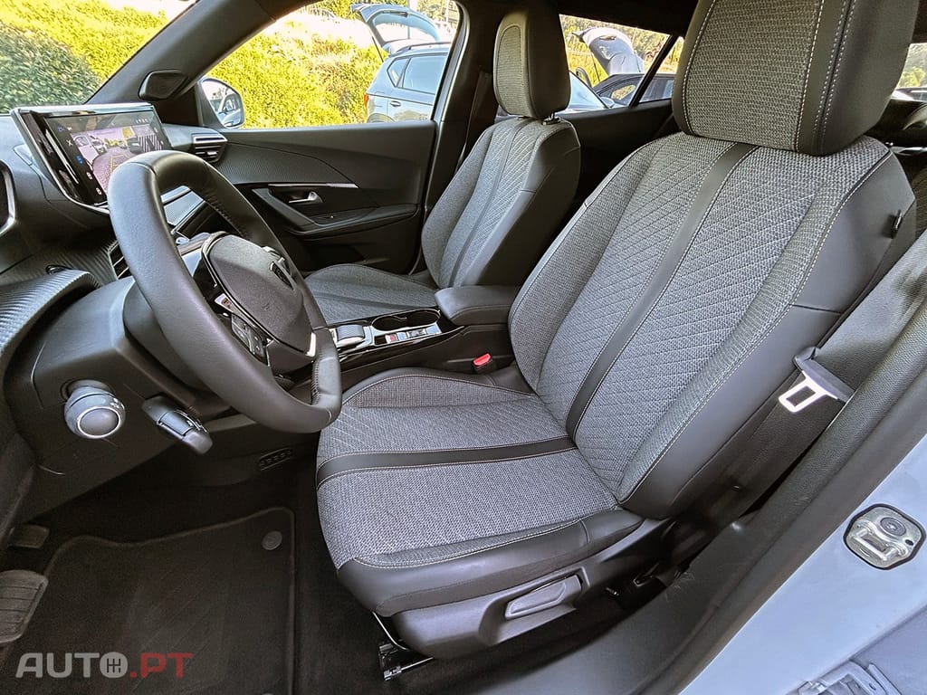 Peugeot E-2008 50 kWh Allure Pack