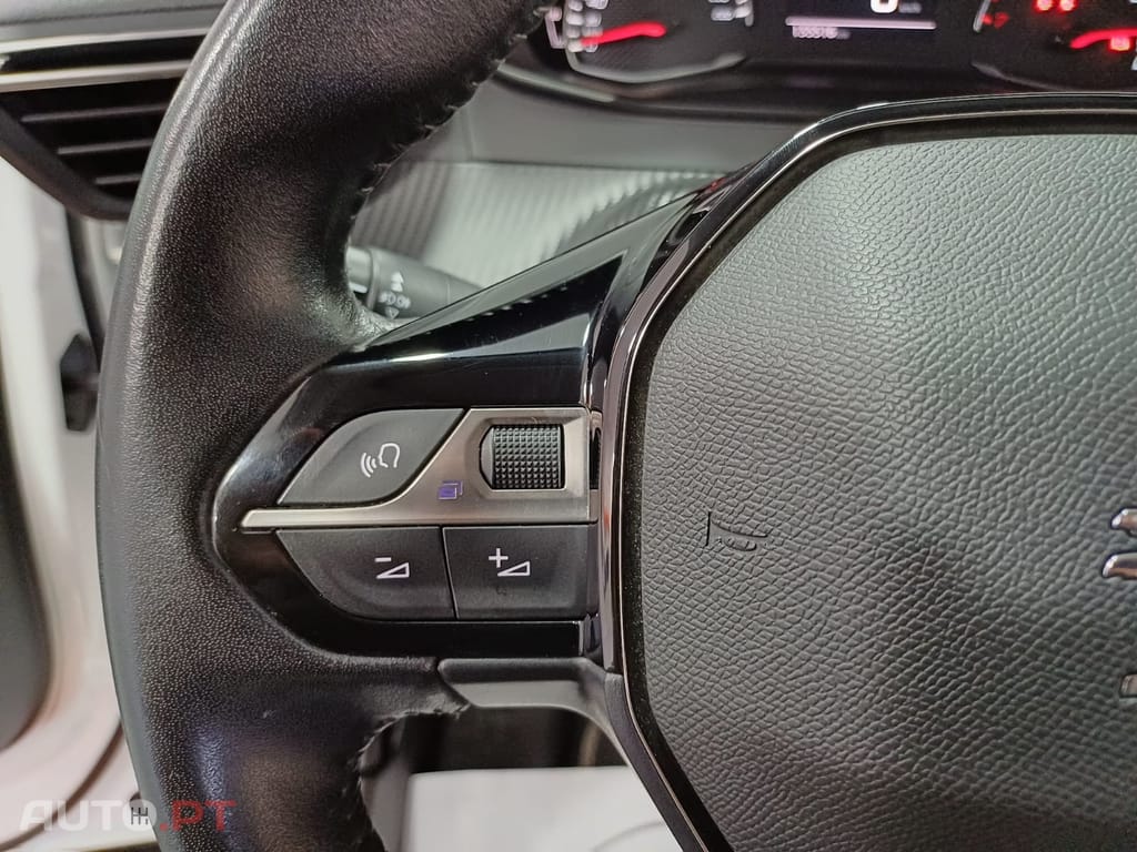Peugeot 2008 1.5 BlueHDi Allure Pack