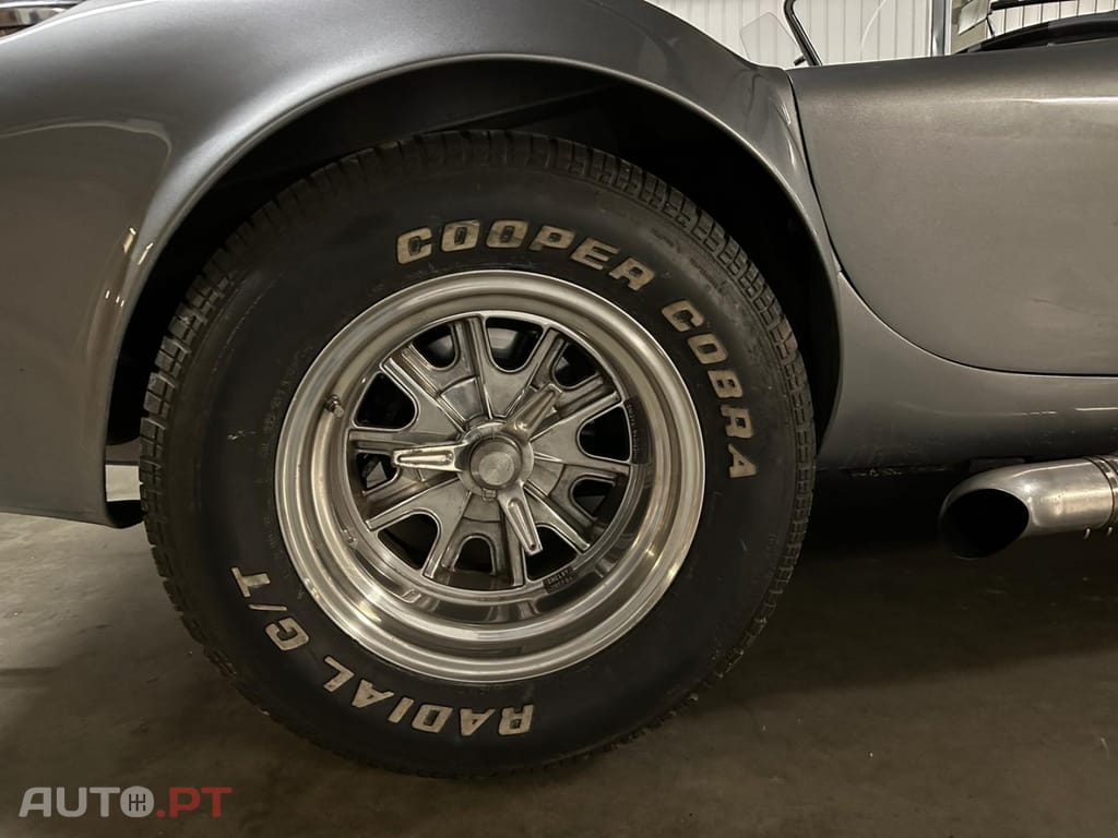 AC Cobra V8