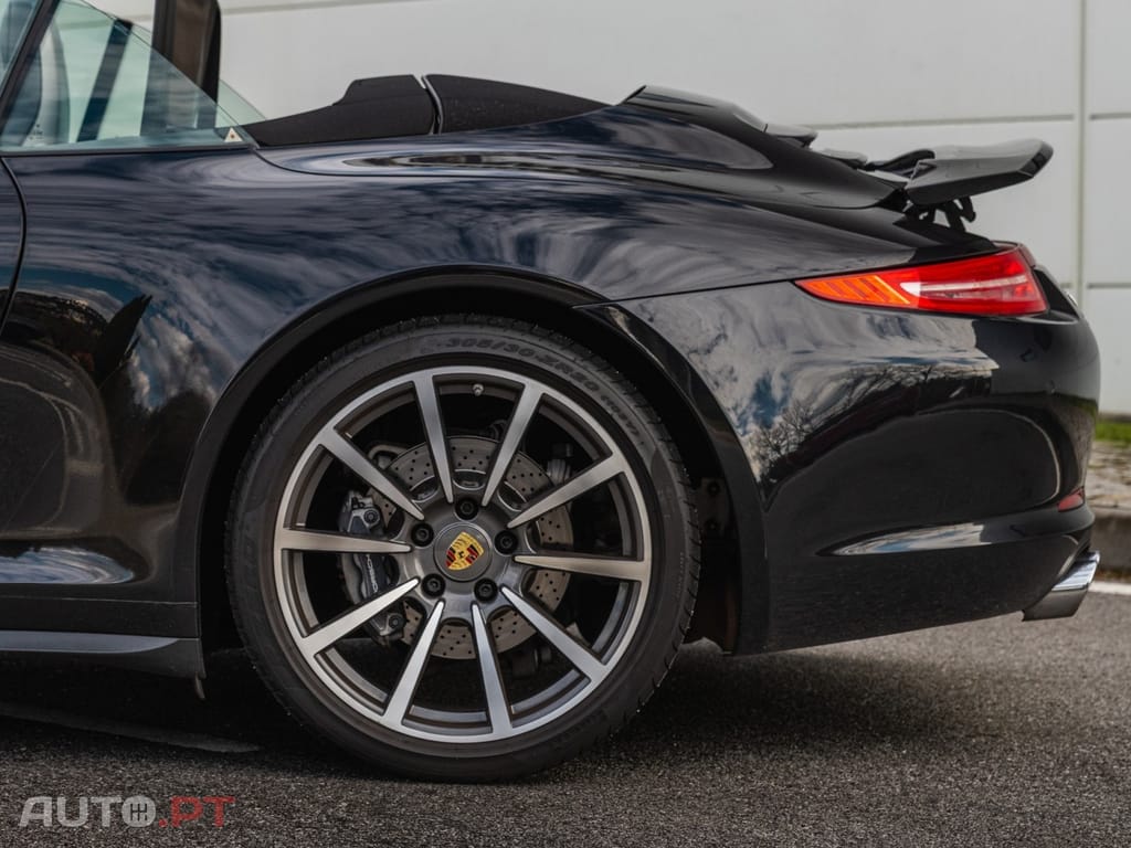 Porsche 911 Carrera 4 Cabriolet PDK Black Edition