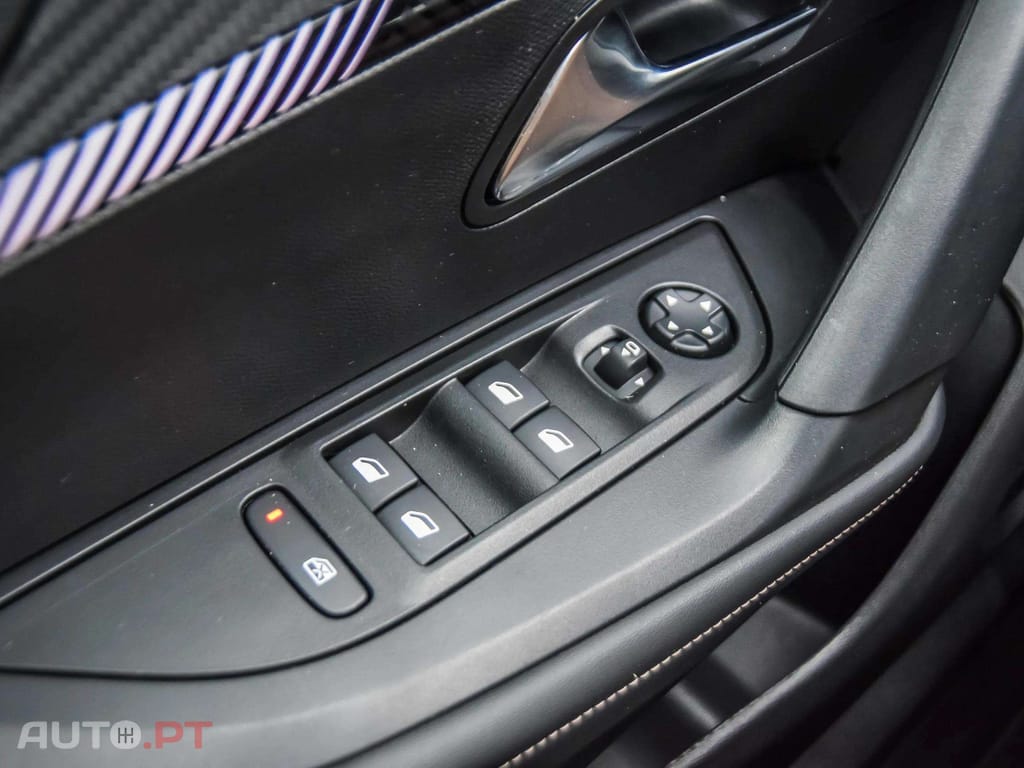 Peugeot 2008 1.2 Hybrid Allure e-DCS6