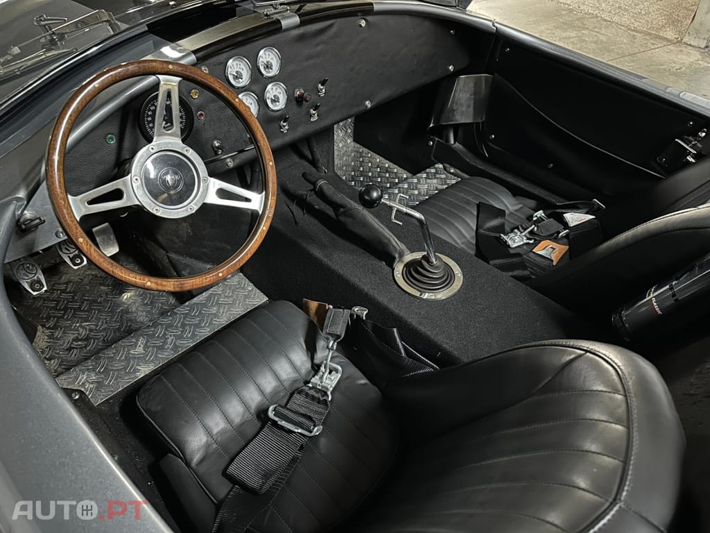 AC Cobra V8