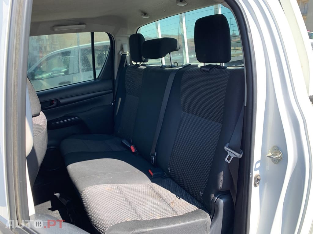 Toyota Hilux 2.4 D-4D 2WD CD