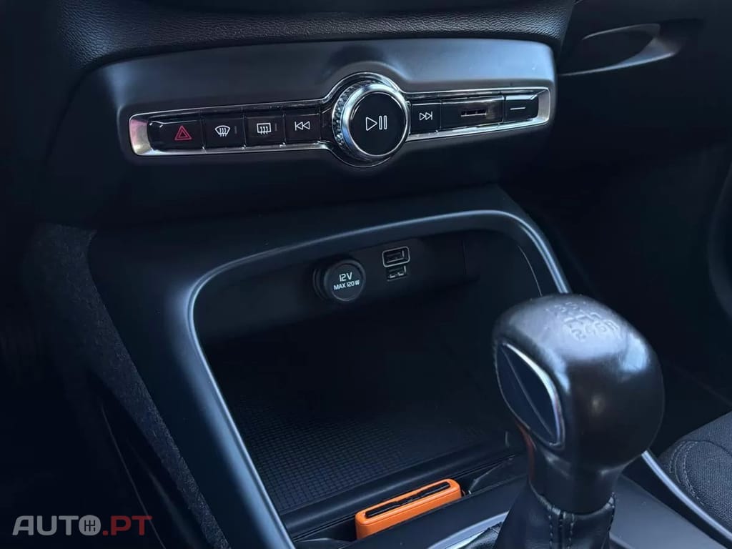 Volvo XC 40 1.5 T2 Momentum Core — fotografia 23