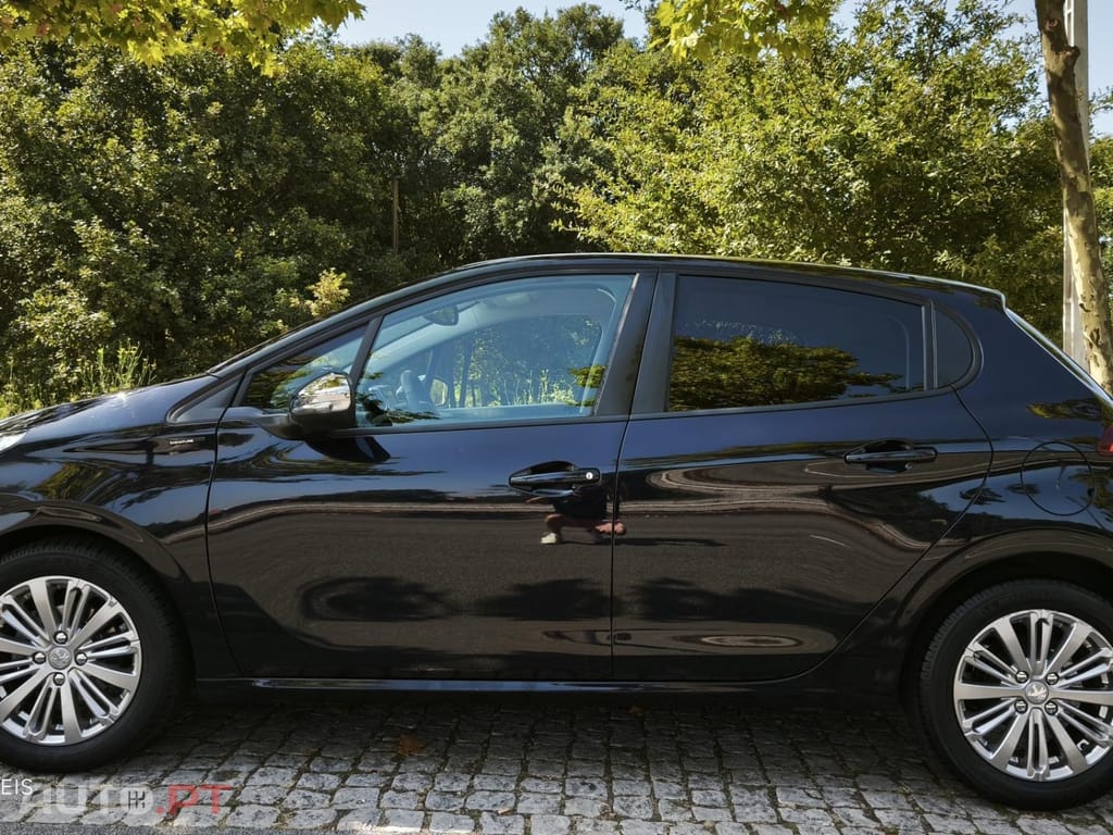 Peugeot 208 PureTech 82 Stop & Start Signature