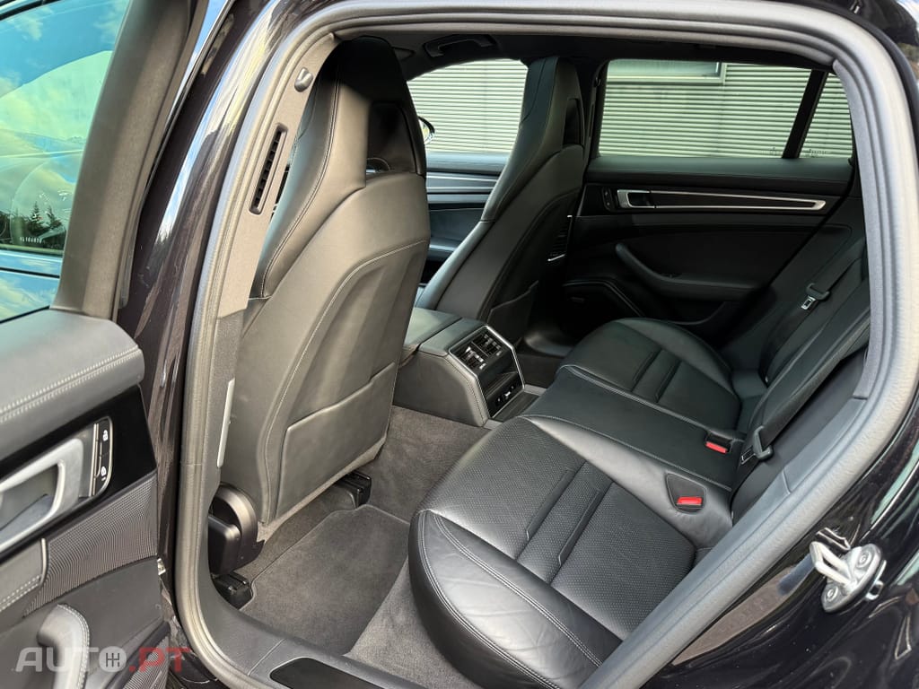 Porsche Panamera 4 E-Hybrid Platinum Edition