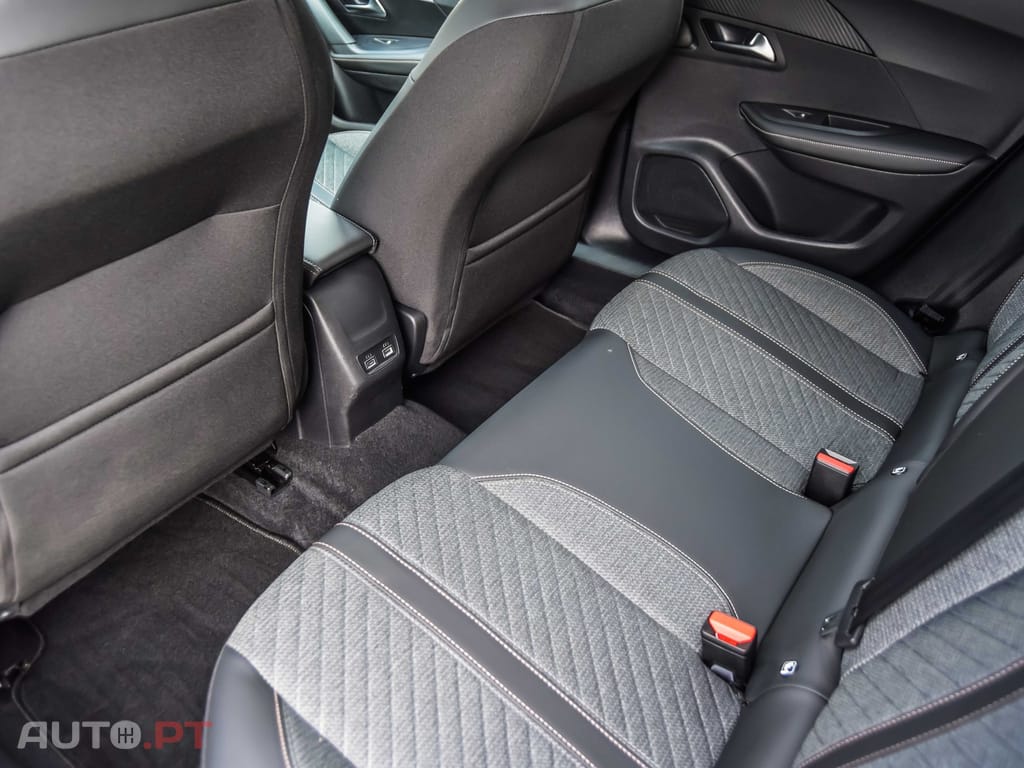 Peugeot 2008 1.2 PureTech Allure EAT8