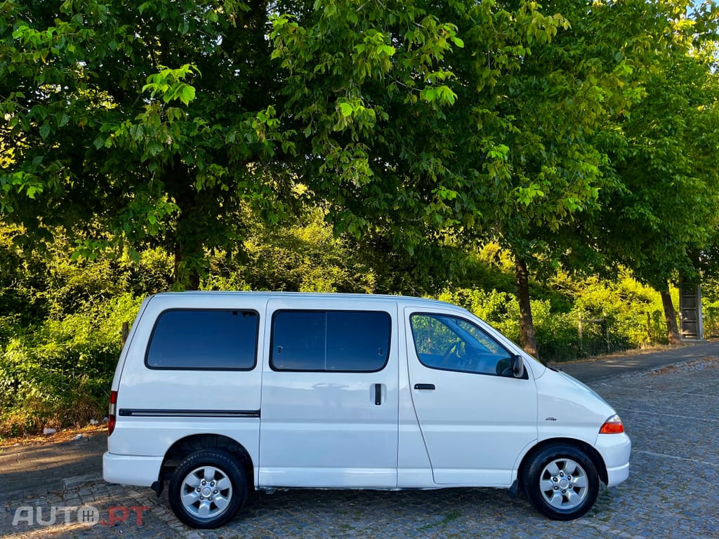 Toyota HiAce 9 Lugares