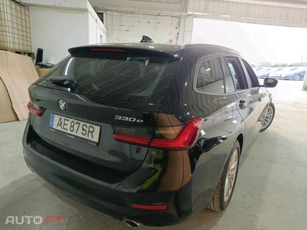 BMW 330 e Touring Auto